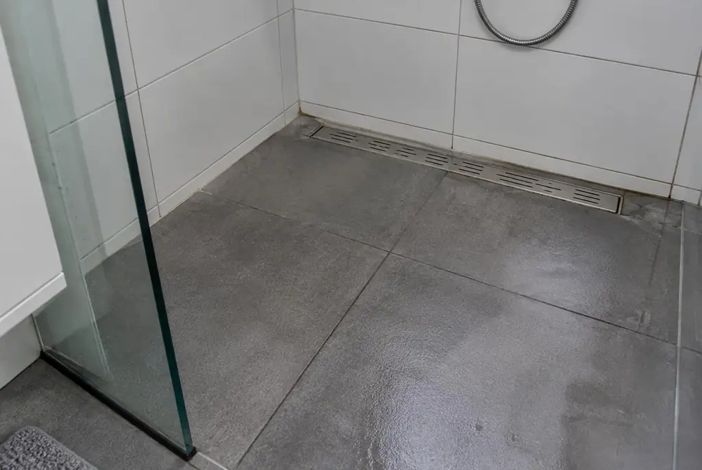 Lekdetectie Hattem – lekkende inloopdouche met natte voegen