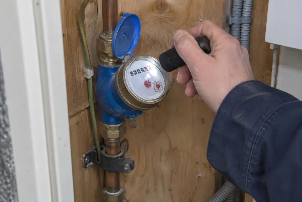 Lekdetectie Hattem – watermeter in de meterkast controleren met een zaklamp
